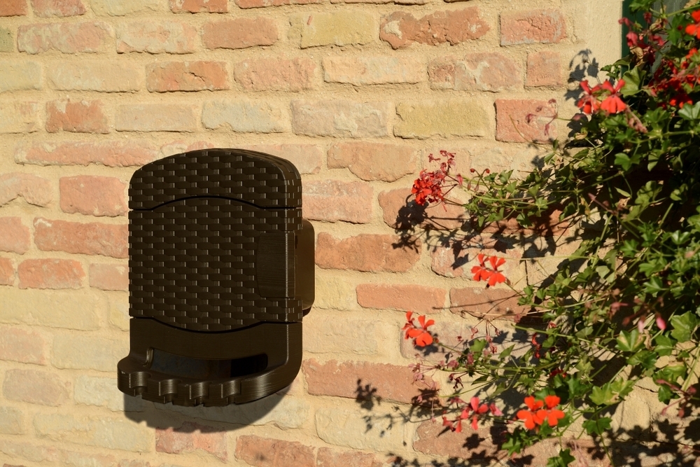 TUBO Plastični stenski nosilec za cev - rjav