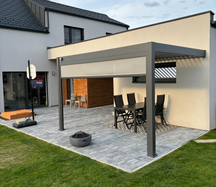 Bioklimatická pergola ke stěně INTRO PLUS 4x3 m Rojaplast (foto 26)
