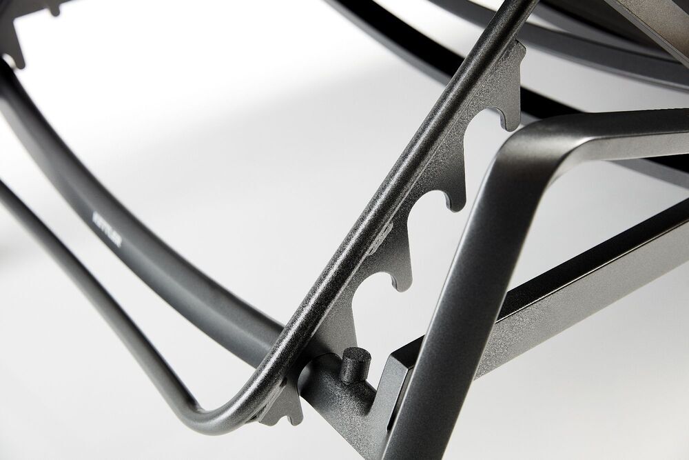 KETTLER DIAMOND aluminijasti ležalnik s tikovimi nasloni za roke - antracit / antracit