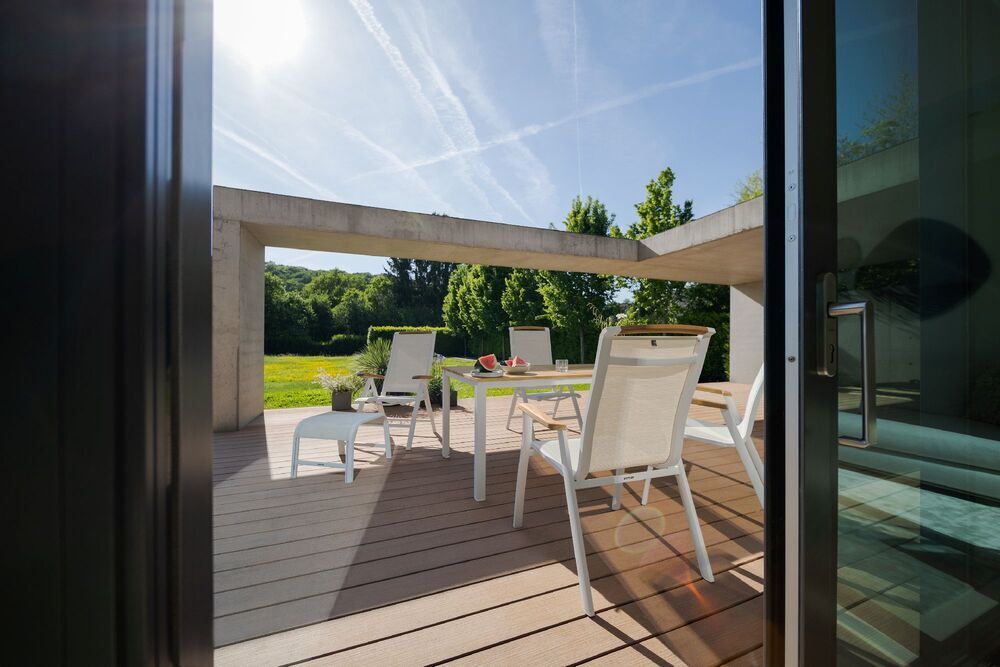 KETTLER MEMPHIS TEAK naslanjajoči se aluminijasti stol s tikovimi naslonjali - bela / bež